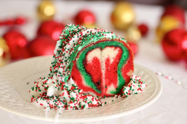 http://www.cookingwithsugar.com/wp-content/uploads/2011/12/PHOTO_8_Rainbow_Christmas_Cake-e1323990973583.jpg